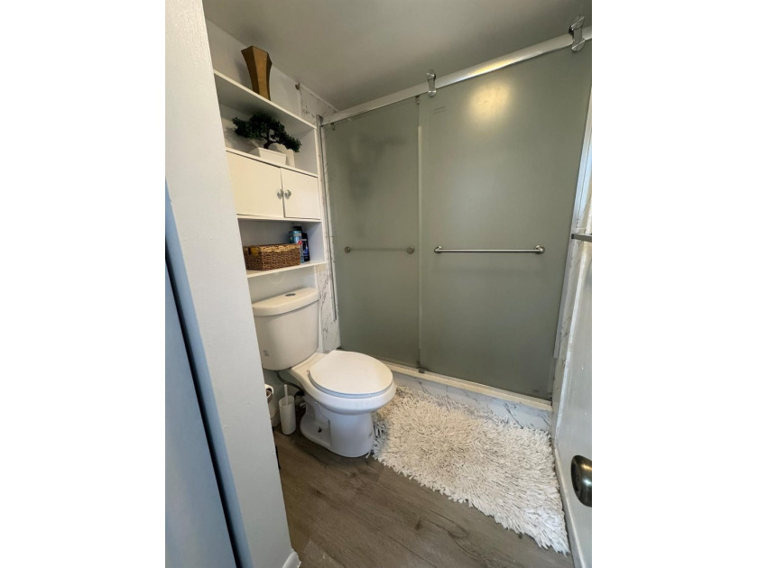 Completely Remodeled, beautiful and well-maintained 3-bedroom, 2 - photo 32