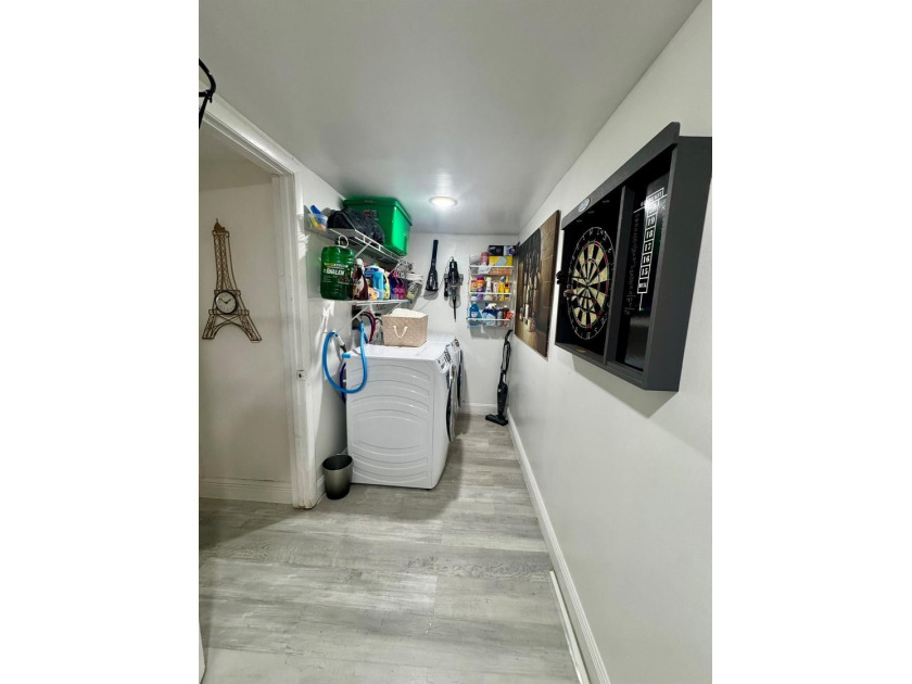 Completely Remodeled, beautiful and well-maintained 3-bedroom, 2 - photo 38