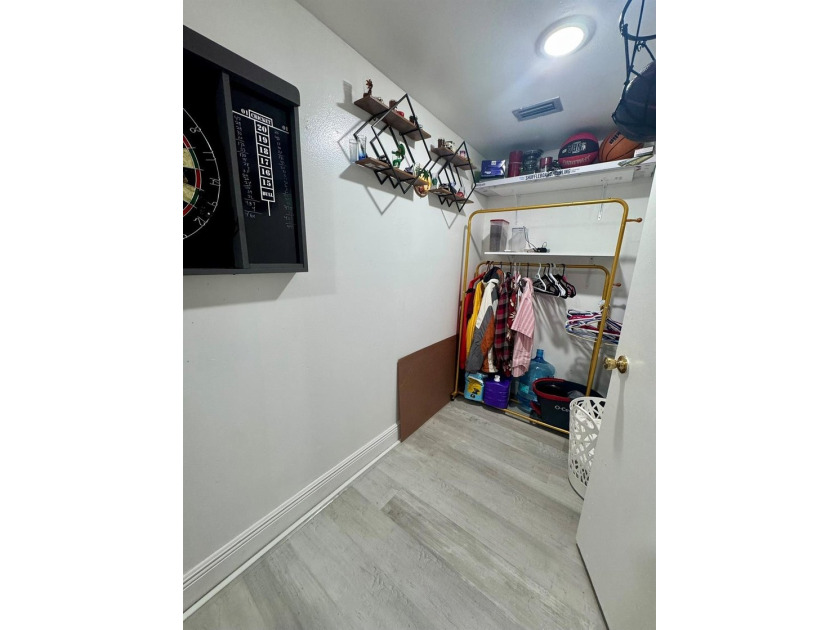 Completely Remodeled, beautiful and well-maintained 3-bedroom, 2 - photo 40