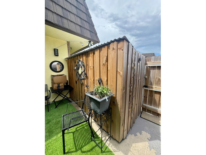 Completely Remodeled, beautiful and well-maintained 3-bedroom, 2 - photo 49