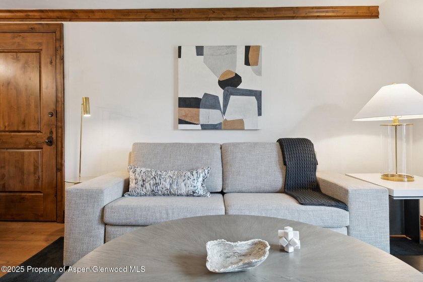2024 renovations completed (including new decor, furniture - photo 8