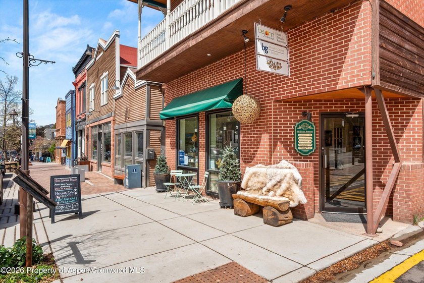 Own a rare standalone building in the heart of charming downtown - photo 2
