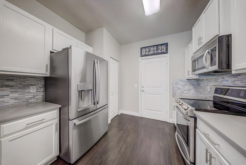 Beautifully maintained 3-bedroom, 2.5-bathroom townhouse with a - photo 11