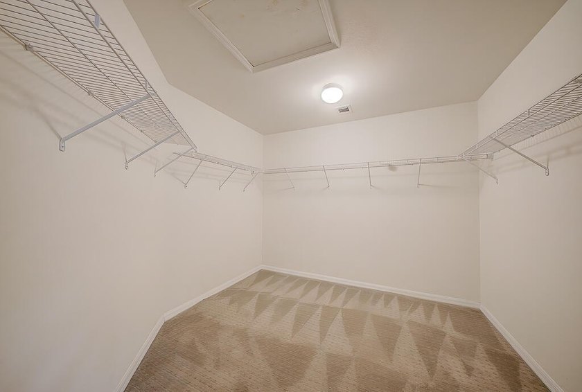 Beautifully maintained 3-bedroom, 2.5-bathroom townhouse with a - photo 16
