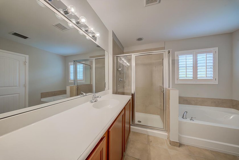 Beautifully maintained 3-bedroom, 2.5-bathroom townhouse with a - photo 17