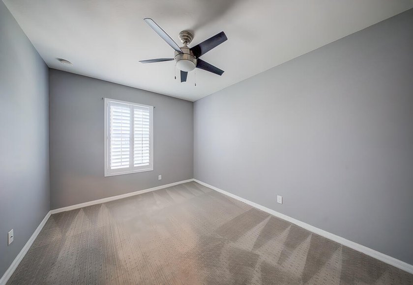 Beautifully maintained 3-bedroom, 2.5-bathroom townhouse with a - photo 21