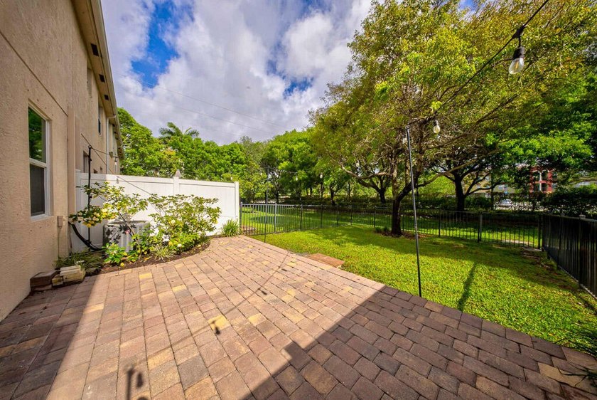 Beautifully maintained 3-bedroom, 2.5-bathroom townhouse with a - photo 22