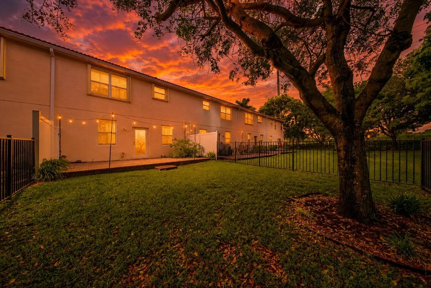 Beautifully maintained 3-bedroom, 2.5-bathroom townhouse with a - photo 27