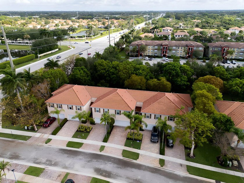 Beautifully maintained 3-bedroom, 2.5-bathroom townhouse with a - photo 28