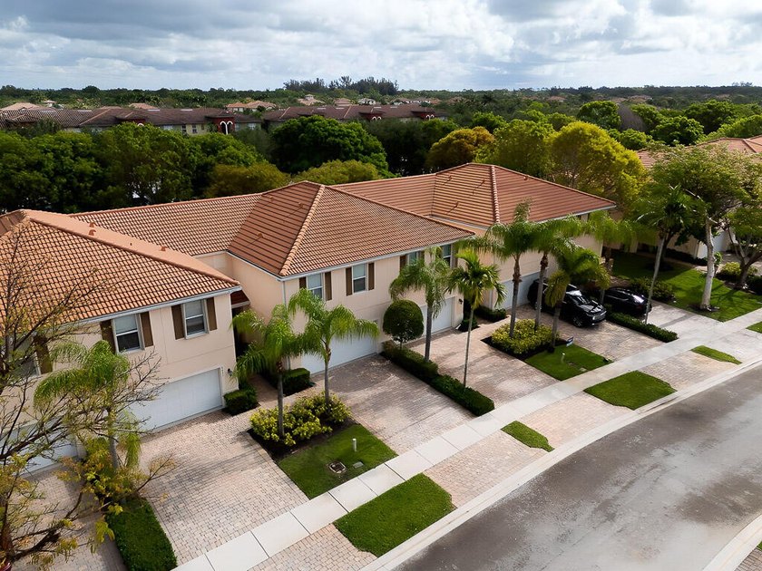 Beautifully maintained 3-bedroom, 2.5-bathroom townhouse with a - photo 29