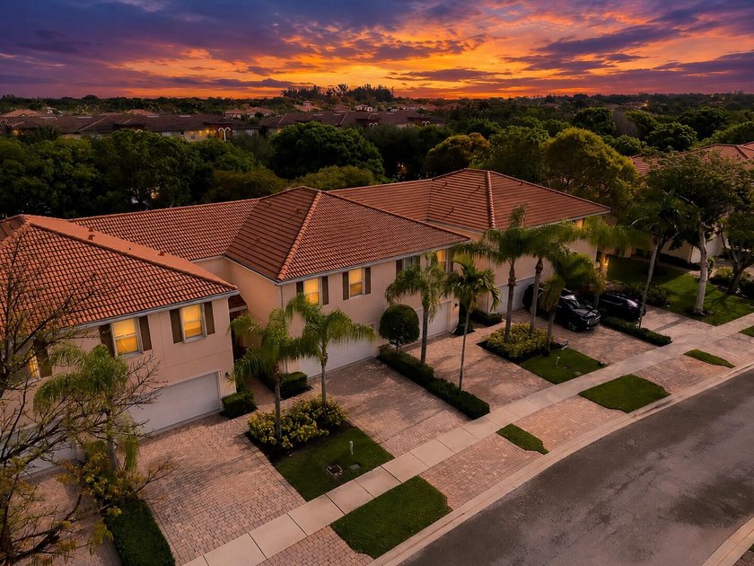 Beautifully maintained 3-bedroom, 2.5-bathroom townhouse with a - photo 30