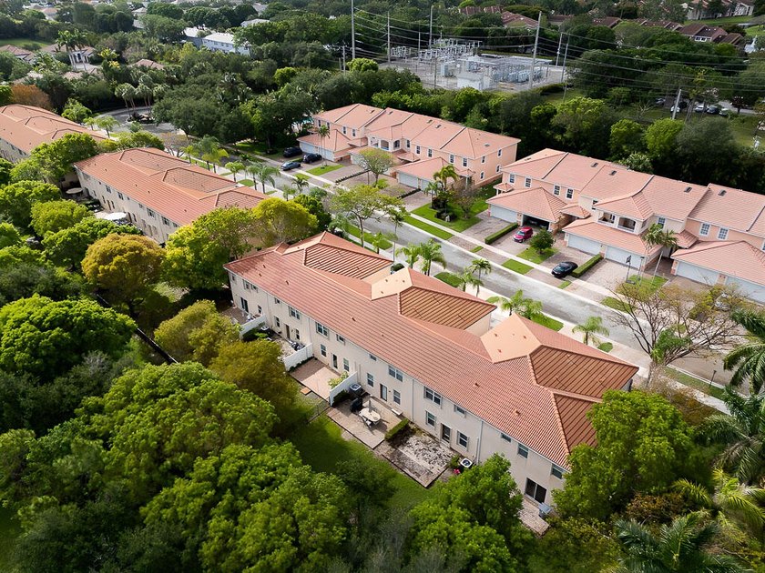Beautifully maintained 3-bedroom, 2.5-bathroom townhouse with a - photo 31