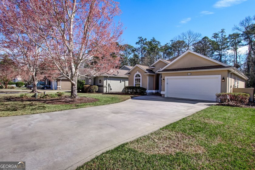 You will love this beautiful, low maintenance home in The - photo 2