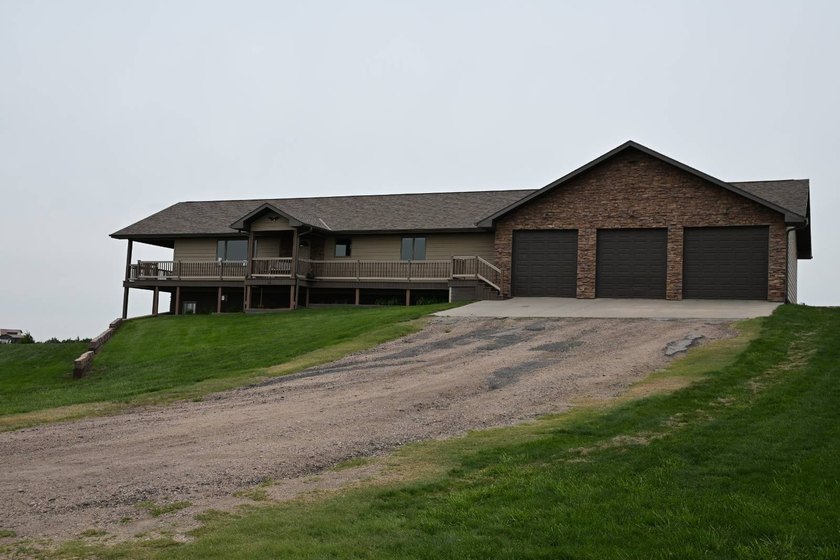 Beautiful hilltop home with incredible panoramic views of the - photo 2