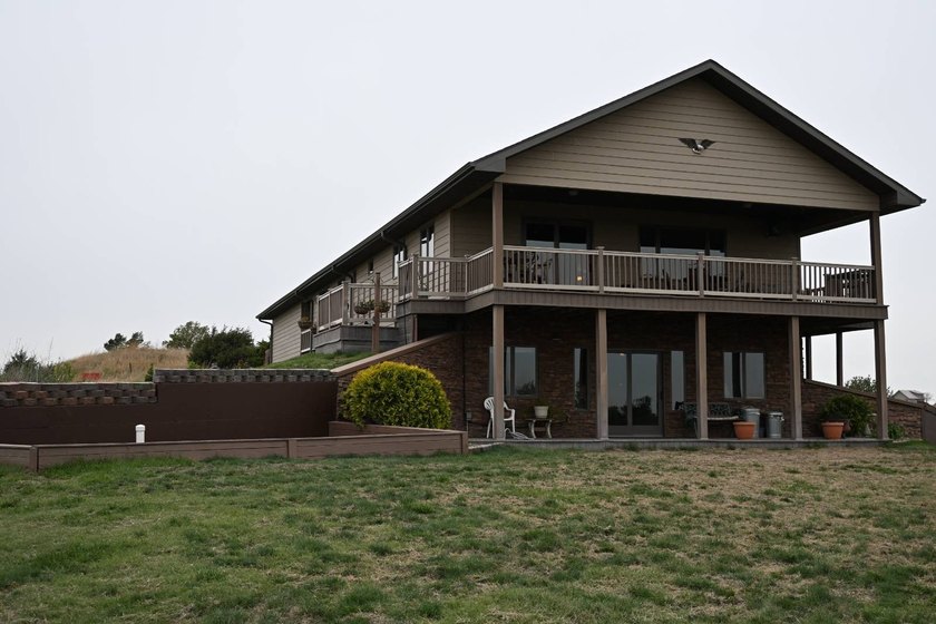 Beautiful hilltop home with incredible panoramic views of the - photo 3