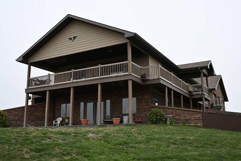 Beautiful hilltop home with incredible panoramic views of the - photo 5