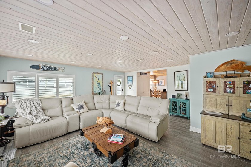 Beautifully remodeled 4BR/3BA home in a quiet Gulf Shores - photo 4