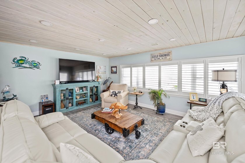 Beautifully remodeled 4BR/3BA home in a quiet Gulf Shores - photo 5