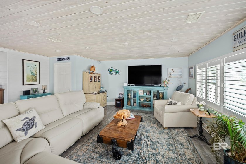 Beautifully remodeled 4BR/3BA home in a quiet Gulf Shores - photo 7