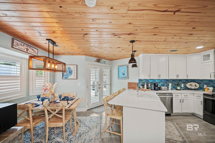 Beautifully remodeled 4BR/3BA home in a quiet Gulf Shores - photo 8