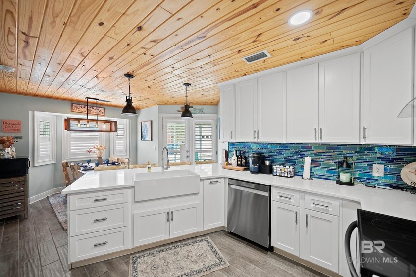 Beautifully remodeled 4BR/3BA home in a quiet Gulf Shores - photo 10