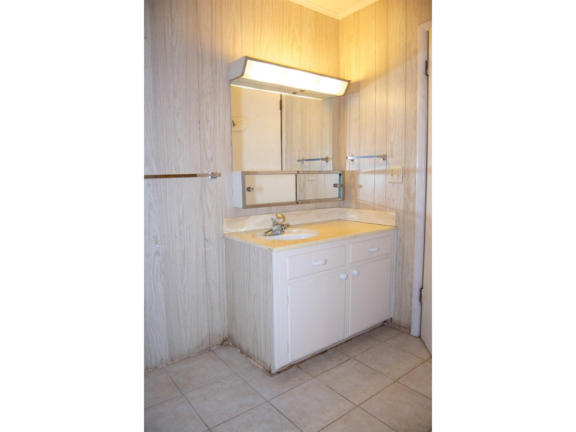 This 3/2/2 home offers incredible potential and plenty of space - photo 11
