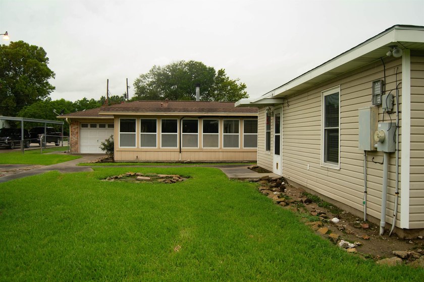 This 3/2/2 home offers incredible potential and plenty of space - photo 12