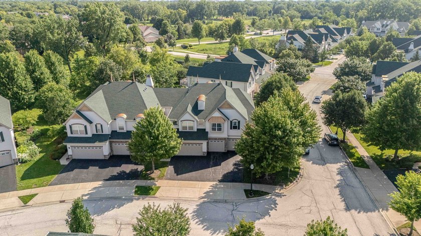 Rare end-unit townhome in the highly desirable Gregg's Landing - photo 3