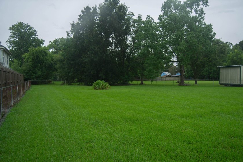 This 3/2/2 home offers incredible potential and plenty of space - photo 16