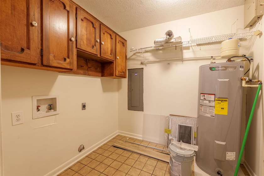 Charming 3 bedrooms, 2 bath home on 1 acre corner lot near - photo 11