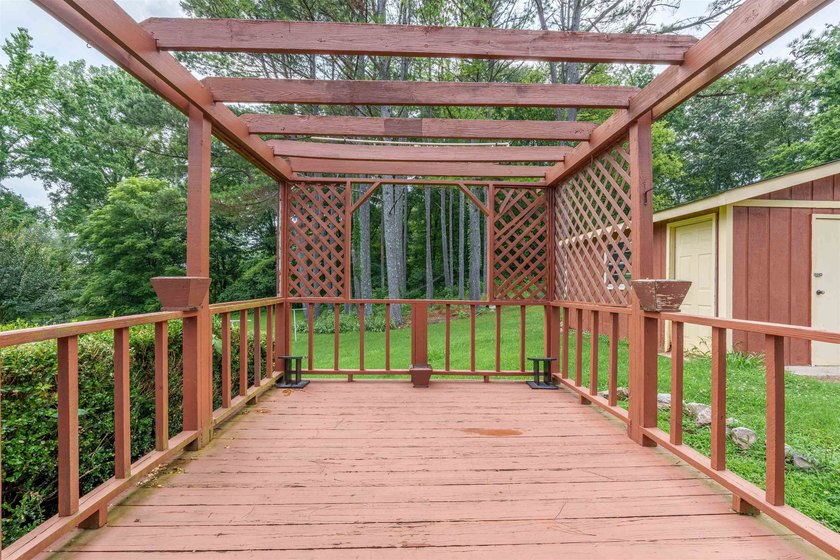 Charming 3 bedrooms, 2 bath home on 1 acre corner lot near - photo 28