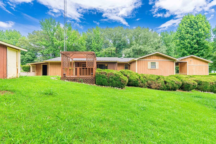 Charming 3 bedrooms, 2 bath home on 1 acre corner lot near - photo 30