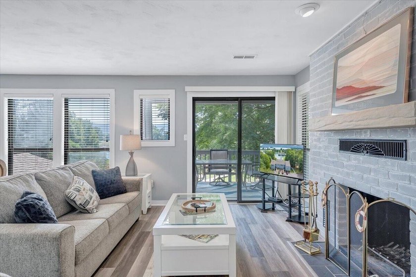 Move in ready and fully furnished 2BR, 2BA waterfront condo with - photo 12
