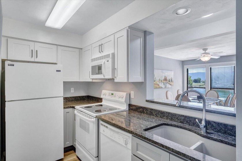Move in ready and fully furnished 2BR, 2BA waterfront condo with - photo 15
