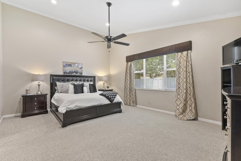 Beautifully maintained 4-bedroom, 3-bath home with a 3-car - photo 19