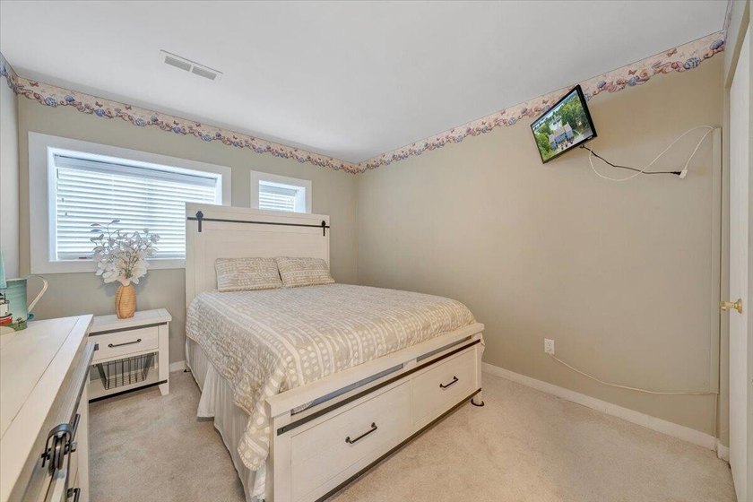 Move in ready and fully furnished 2BR, 2BA waterfront condo with - photo 19