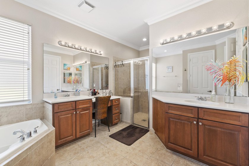 Beautifully maintained 4-bedroom, 3-bath home with a 3-car - photo 21
