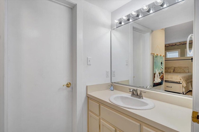 Move in ready and fully furnished 2BR, 2BA waterfront condo with - photo 21