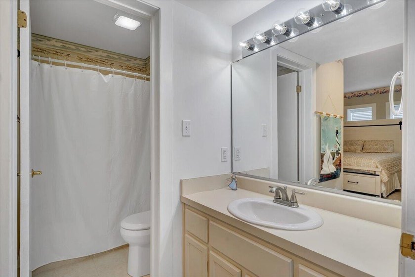 Move in ready and fully furnished 2BR, 2BA waterfront condo with - photo 22