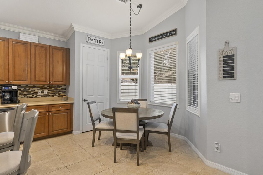 Beautifully maintained 4-bedroom, 3-bath home with a 3-car - photo 24