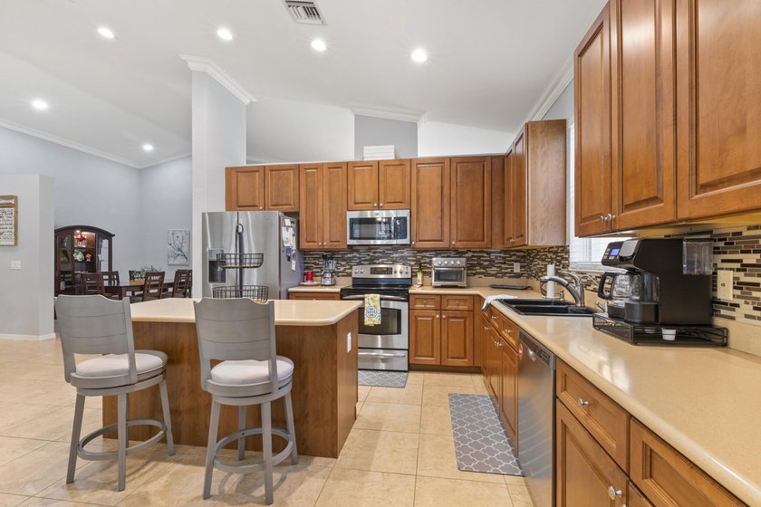 Beautifully maintained 4-bedroom, 3-bath home with a 3-car - photo 25