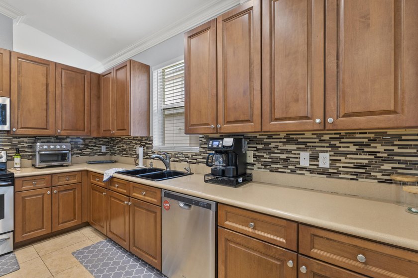 Beautifully maintained 4-bedroom, 3-bath home with a 3-car - photo 26