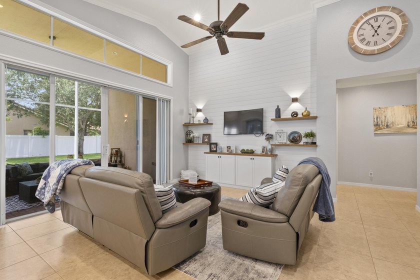 Beautifully maintained 4-bedroom, 3-bath home with a 3-car - photo 27