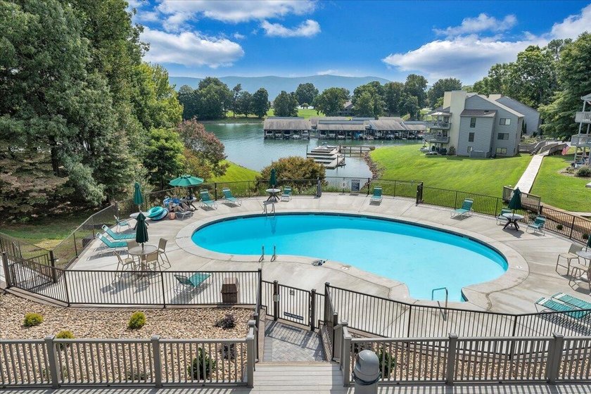 Move in ready and fully furnished 2BR, 2BA waterfront condo with - photo 30