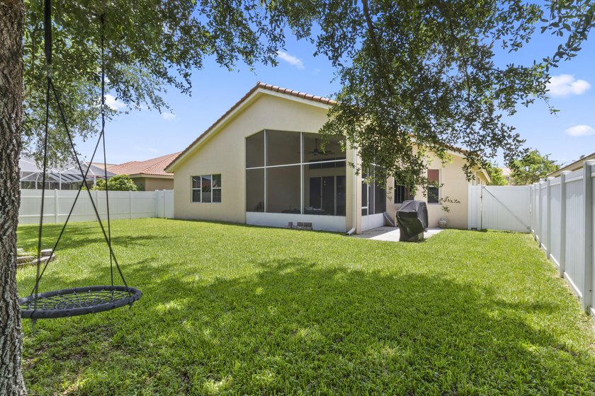 Beautifully maintained 4-bedroom, 3-bath home with a 3-car - photo 33