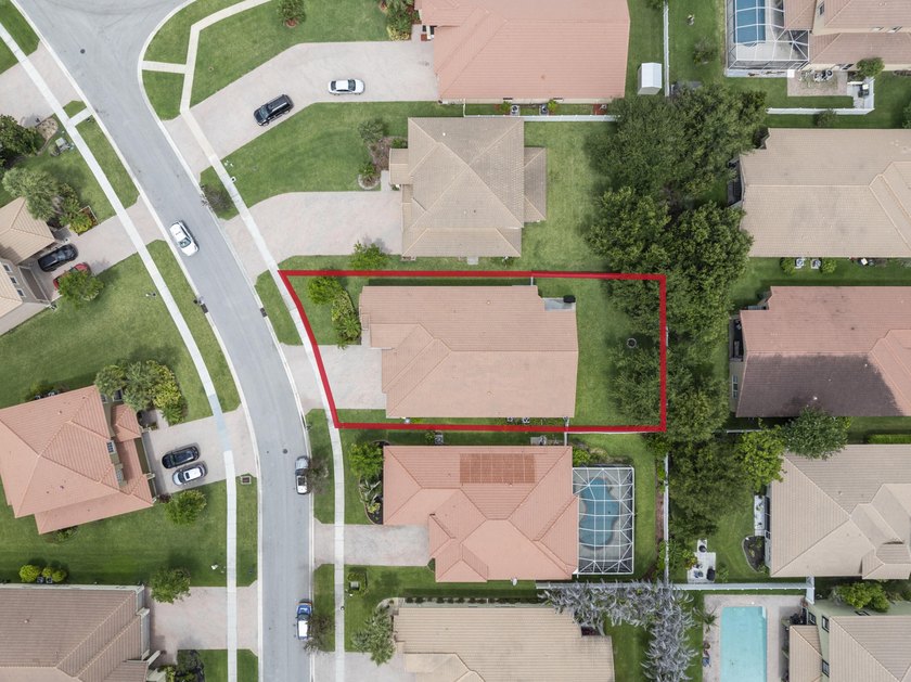 Beautifully maintained 4-bedroom, 3-bath home with a 3-car - photo 37