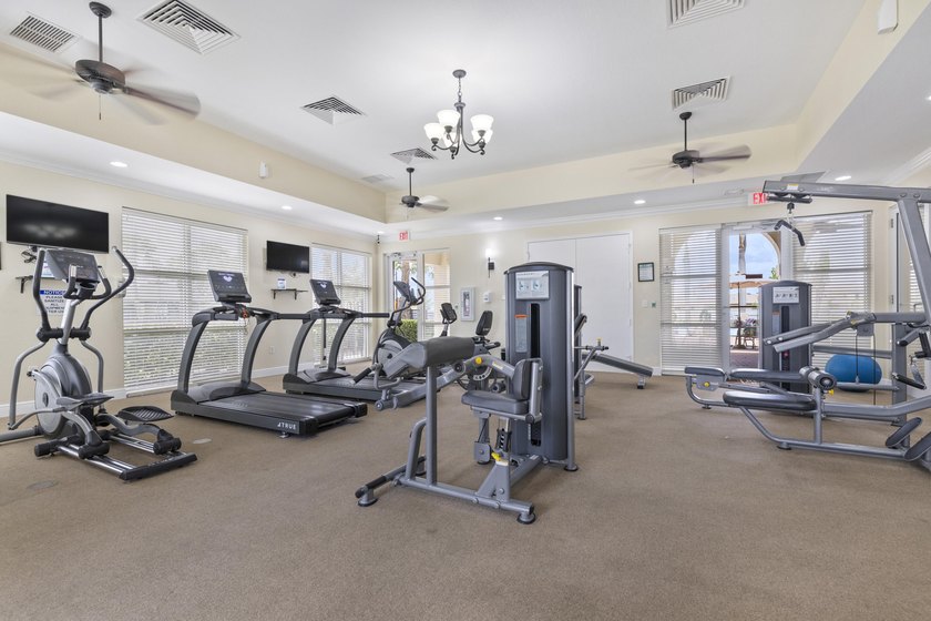 Beautifully maintained 4-bedroom, 3-bath home with a 3-car - photo 44