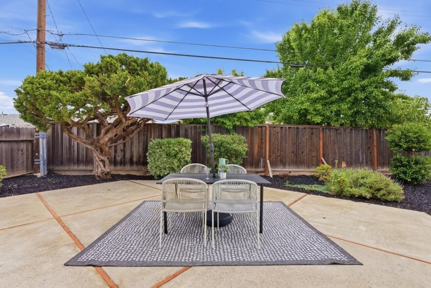 Welcome to this charming and move-in-ready 3-bedroom, 2-bath - photo 32