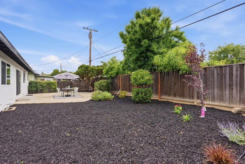 Welcome to this charming and move-in-ready 3-bedroom, 2-bath - photo 33