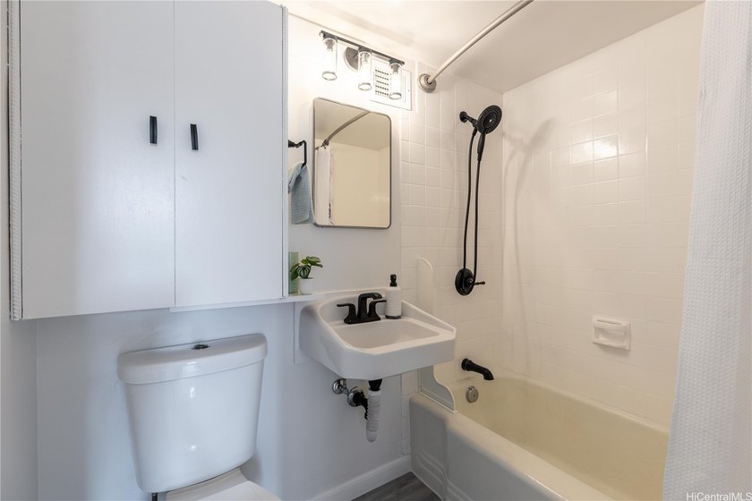 Fully remodeled Waikiki condo at Rosalei! Welcome home to this - photo 13